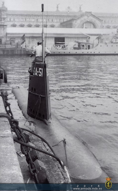 El SA-51 de la clase "Tiburón" en el puerto de Barcelona.